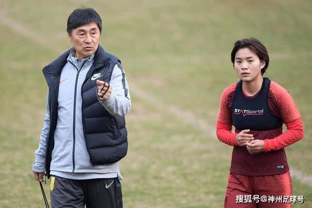库马斯谈在利物浦成长与学习迪亚斯的技巧
